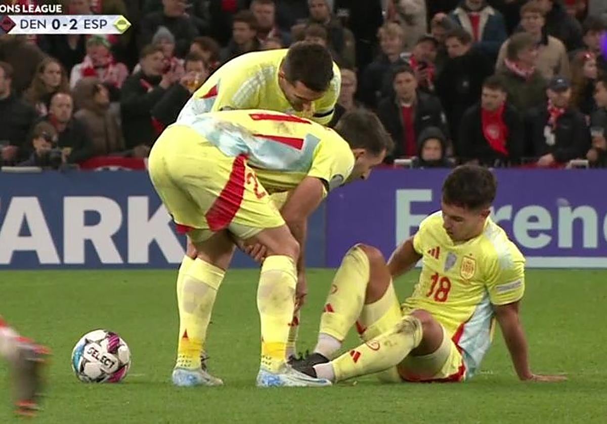 Zubimendi se echa la mano a la parte posterior de su muslo ante la mirada de Oyarzabal y Vivian.