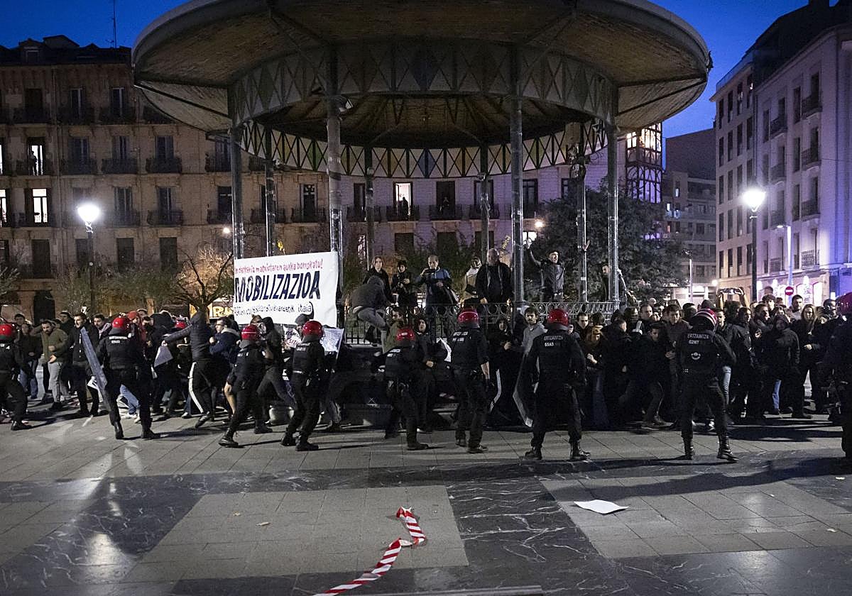 La Ertzaintza carga contra los manifestantes.