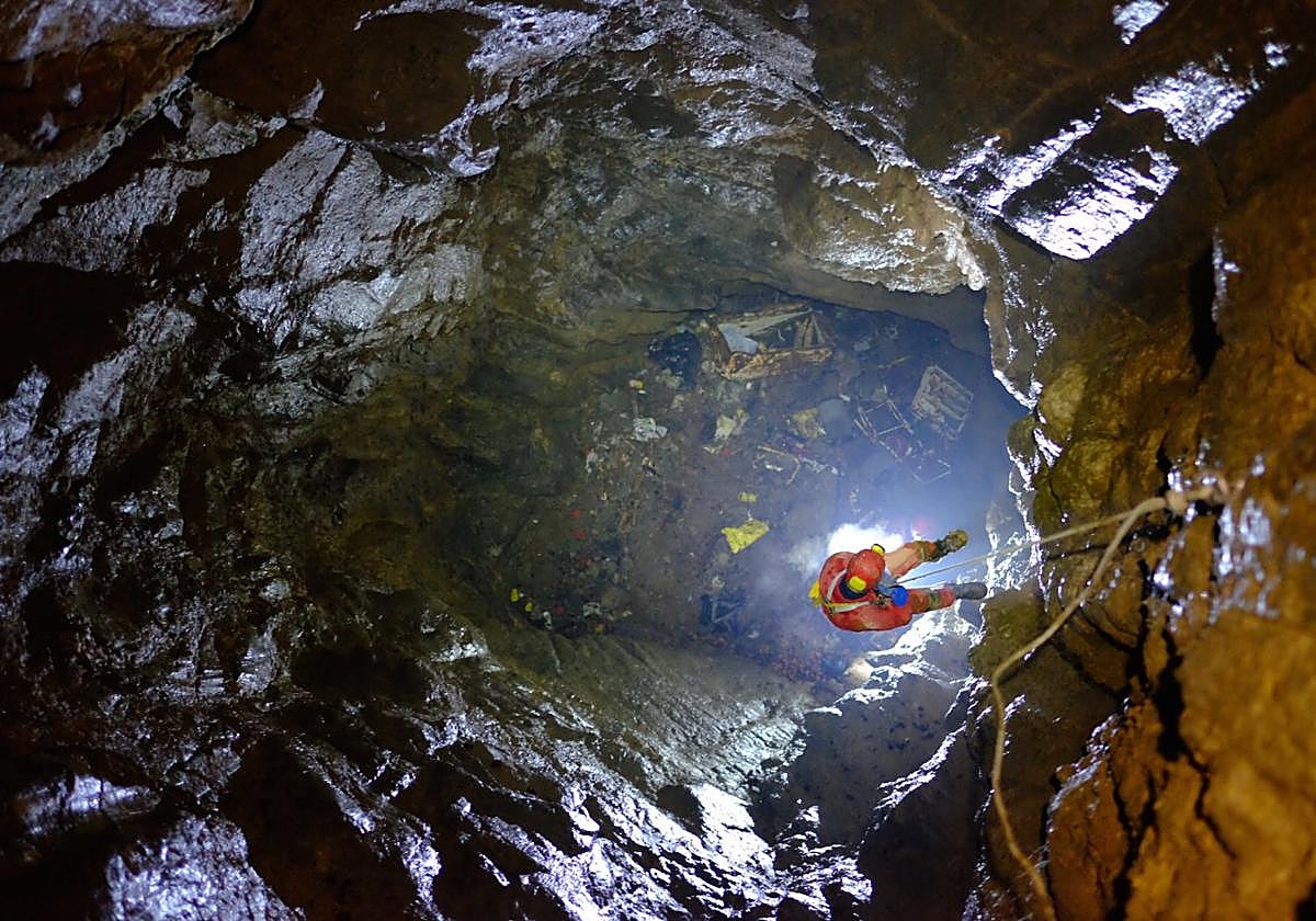 La sima. Vista desde el exterior resulta difícil imaginar las dimensiones reales de la sima de Legarrea.