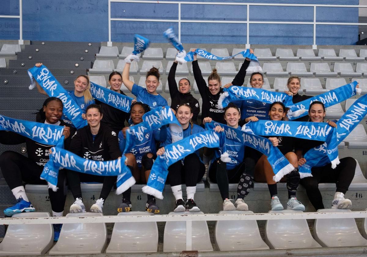 Las jugadoras del Bera Bera, en la grada del Gasca con bufandas con el lema Indar Urdina.