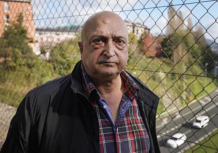 El donostiarra Txema Rubio posa para la entrevista en un paso de peatones.