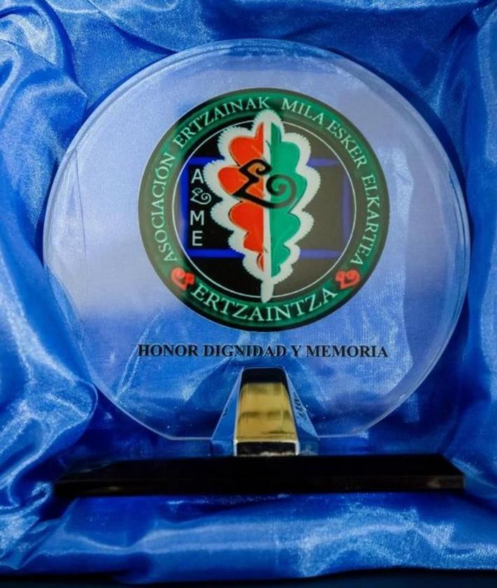 Imagen secundaria 2 - Detalles del diploma y medallas entregados a Atutxa en su homenaje. 