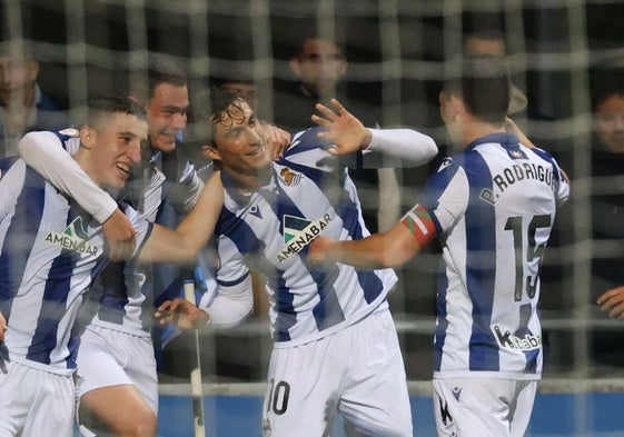 Goti celebra con sus compañeros el gol que ha marcado esta tarde en Zubieta.