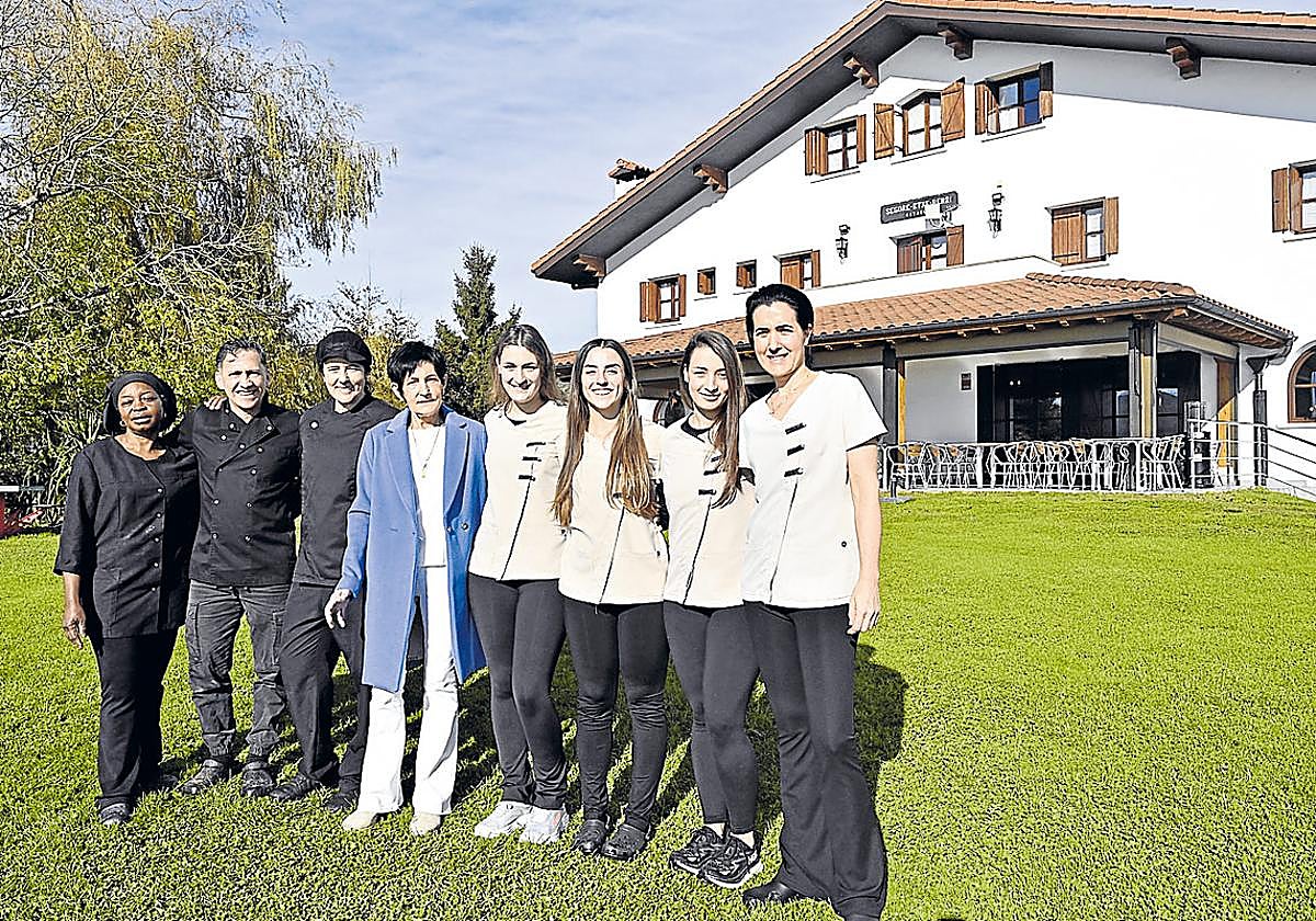 Nagore Garmendia, Leire Garmendia y Estefanía Otaño, en el centro, con el equipo del Segore.