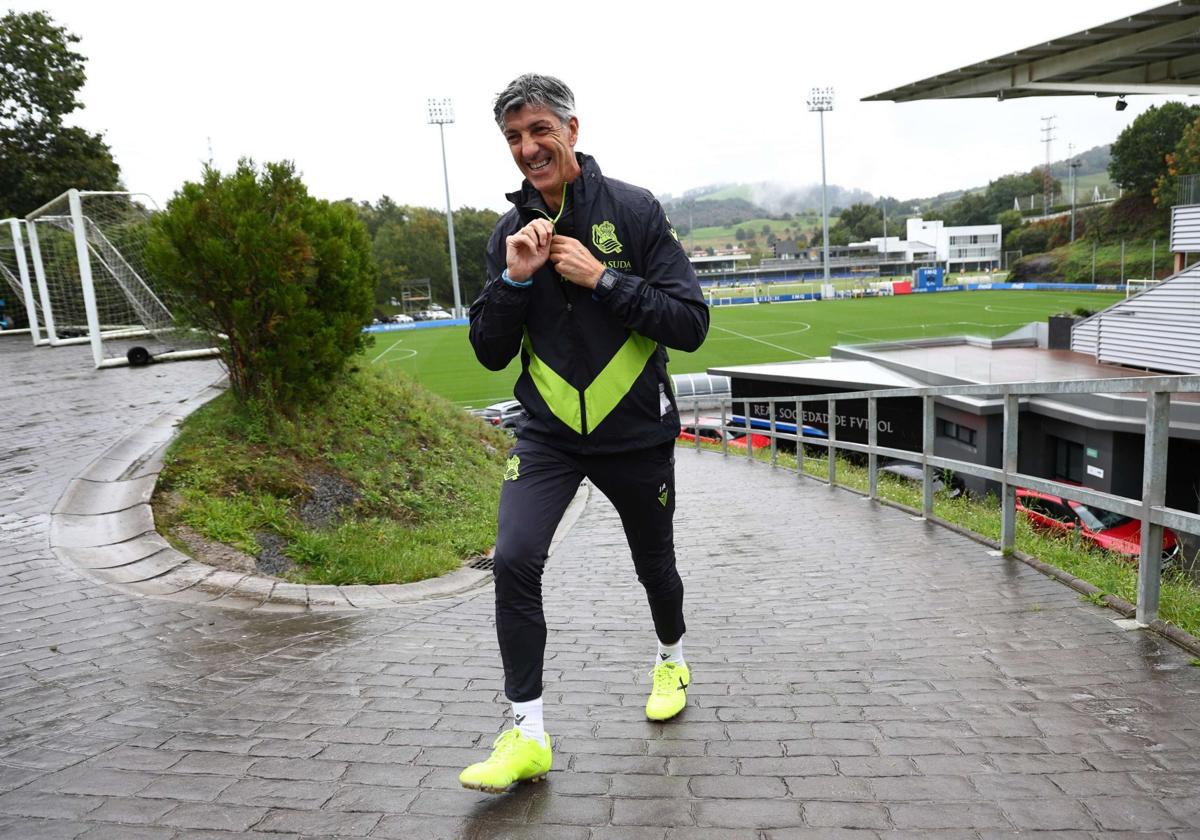 Imanol accede sonriente al campo Z2 de Zubieta.