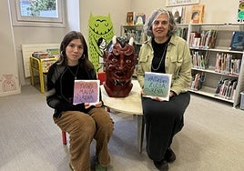 Izar Mendiola y Lukene Igartua el viernes en la biblioteca infantil.