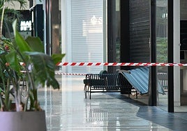 Los ladrones forzaron la persiana metálica desde el suelo para generar un hueco por el que colarse