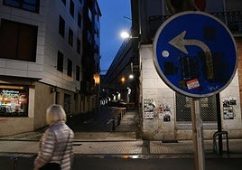 Una mujer pasea ayer por la calle Pescadería, donde se produjo el intento de asesinato.