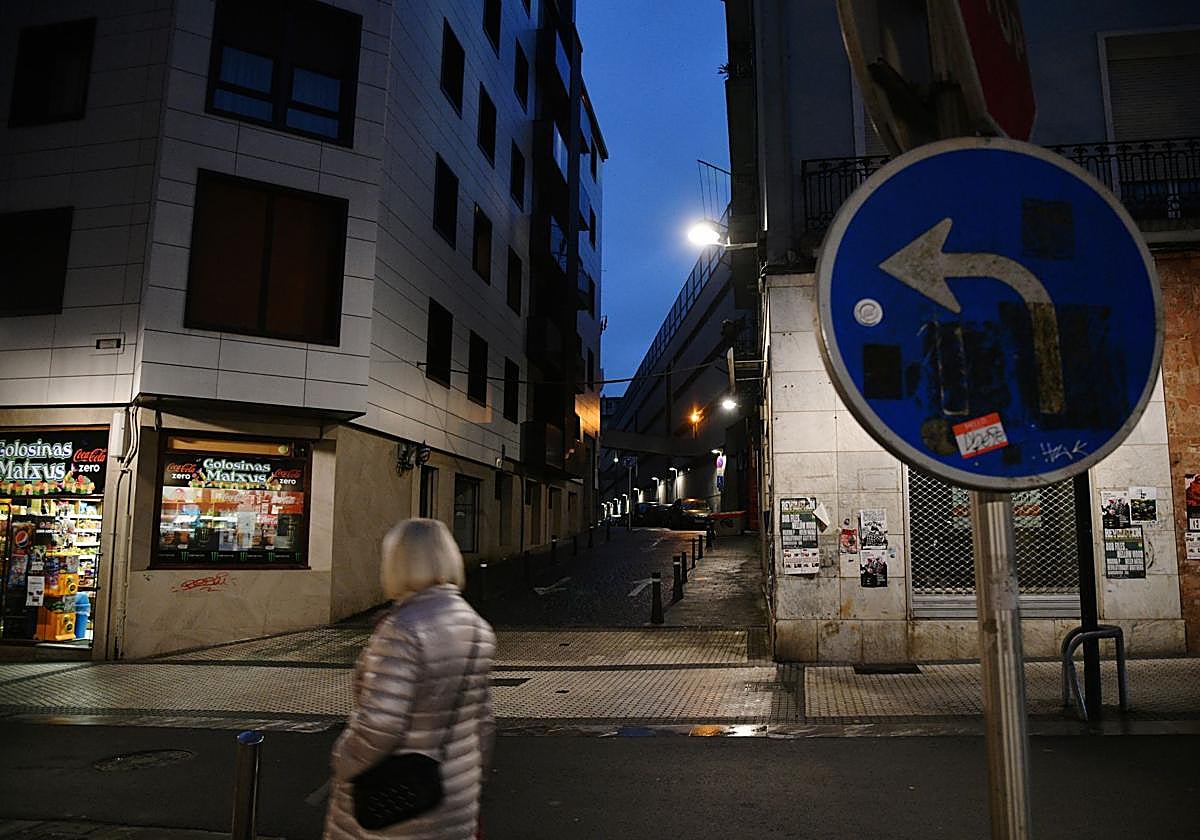 Una mujer pasea ayer por la calle Pescadería, donde se produjo el intento de asesinato.