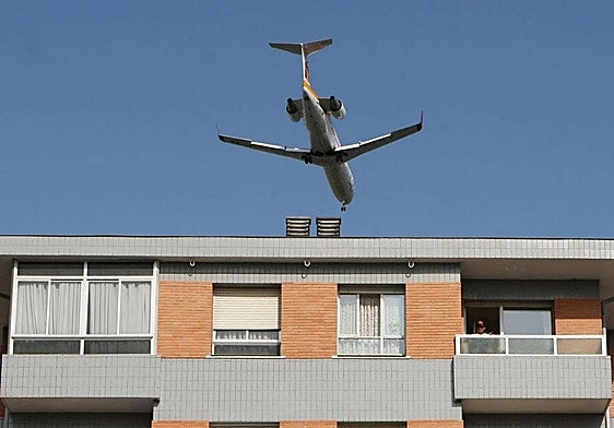 El aeropuerto de Loiu quiere variar la trayectoria de los aviones para paliar el ruido