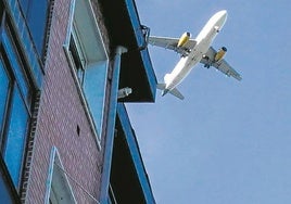 «En verano es imposible estar con la ventana abierta por el ruido de los aviones»