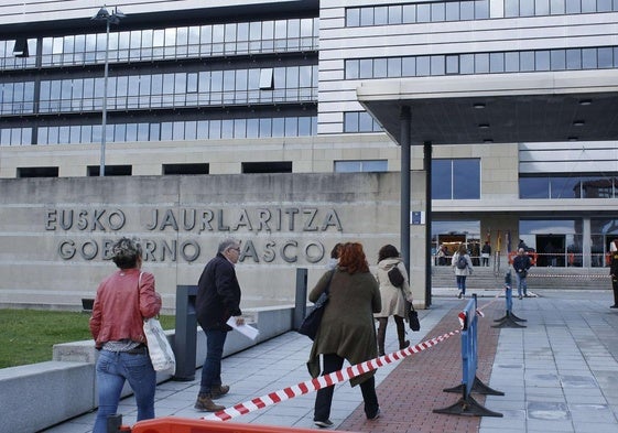 Entrada principal del edificio del Gobierno Vasco en Lakua, en Vitoria.