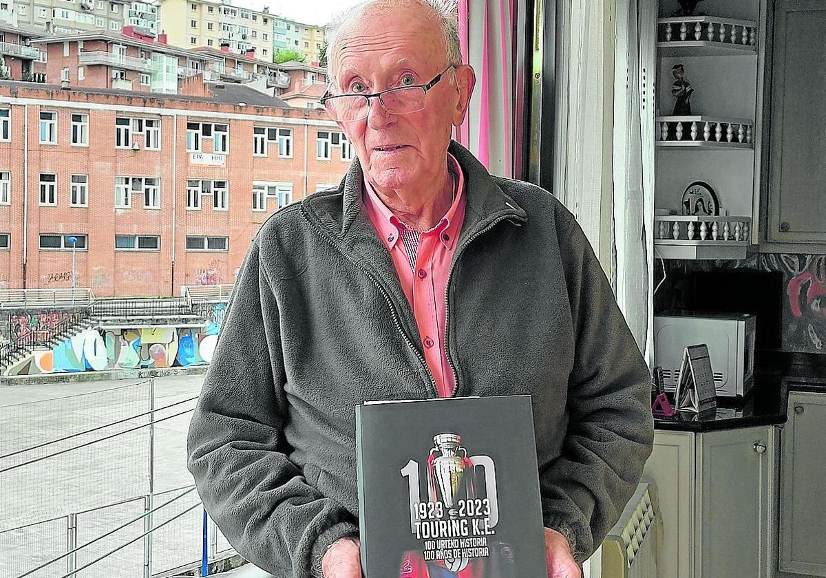 Joxe Olkotz posa con el libro '1923-2023 Tourig K.E. 100 años de historia.