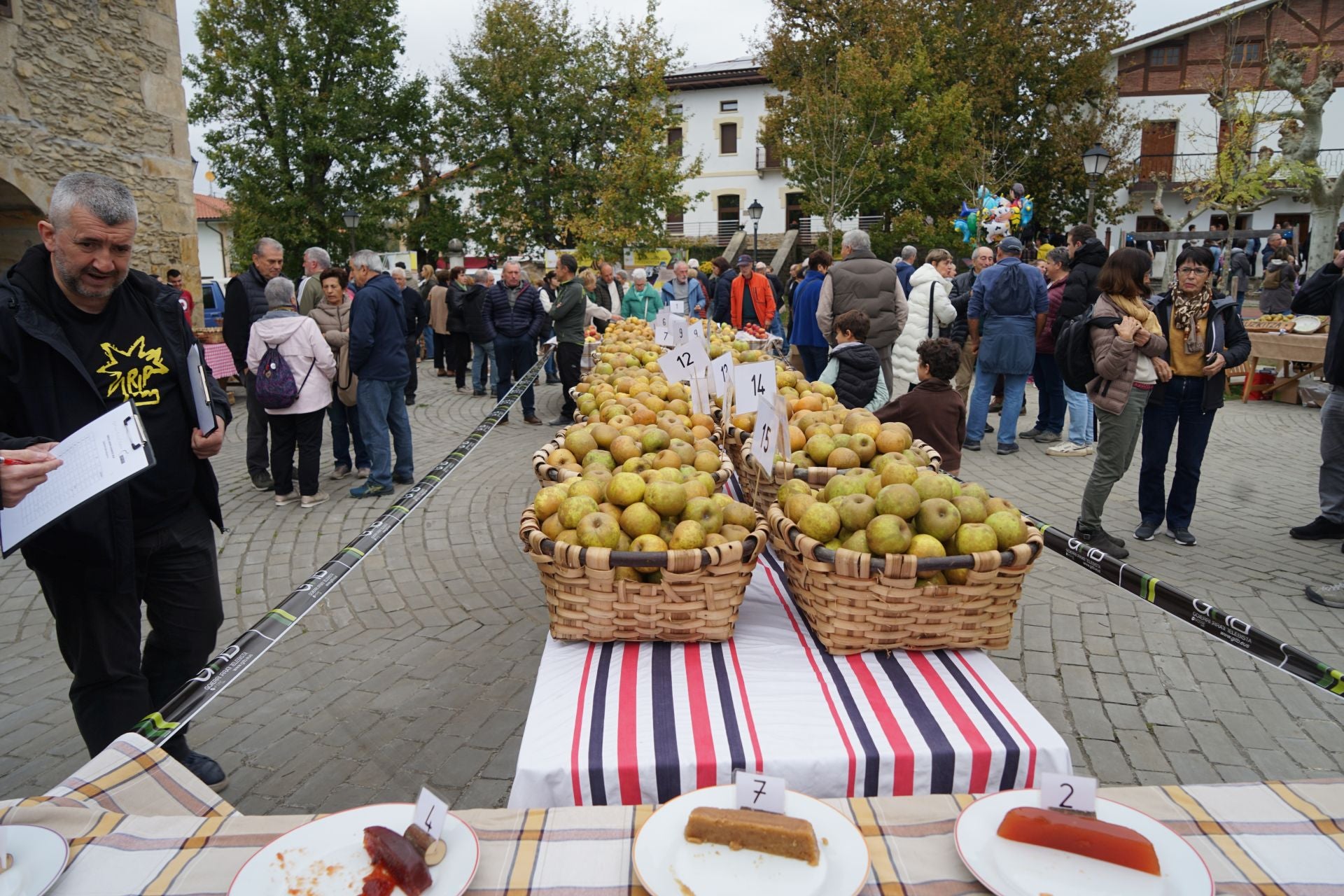 Gabirian ospatutako sagar azokaren argazkiak