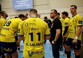 Alex Mozas se dirige a sus jugadores en Artaleku.