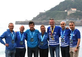 Cristóbal Bernabé, Juan Carlos Arregui, Miguel Ángel Goya, Nerea Hermo, Jesús Egimendia, Patxi Galdós y Jorge Villanua, con la medalla de los Seis Majors al cuello.