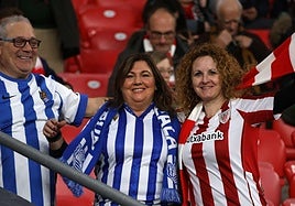 Dos aficionados de la Real y una del Athletic, antes del último derbi de San Mamés