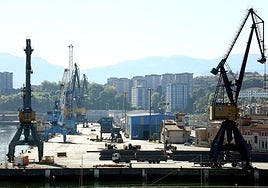 Uno de los muelles del Puerto de Pasaia.
