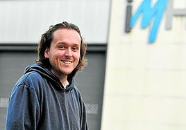 Asier Gordillo, a la entrada del IMH de Elgoibar.