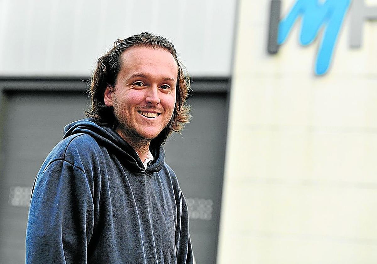 Asier Gordillo, a la entrada del IMH de Elgoibar.