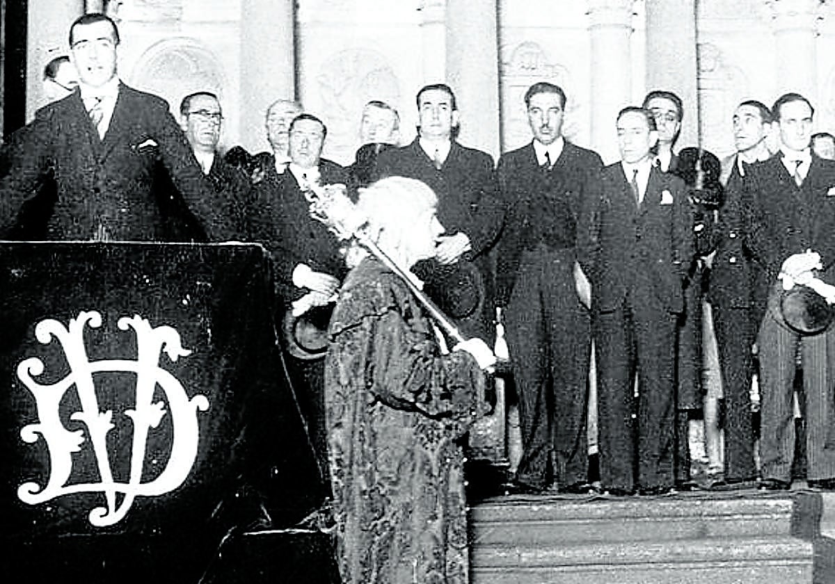 Toma de posesión del Gobierno Vasco en Gernika. En el centro, el consejero de Sanidad, Alfredo Espinosa, con bigote.