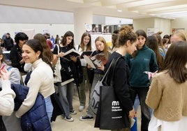 Un grupo de alumnas de Bachillerato, en el Kursaal el pasado martes en una feria de ofertas académicas universitarias.