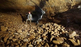 Imagen del documental 'Zuloan zu?' del grupo de espeleología del Aloña Mendi que se emitirá el jueves