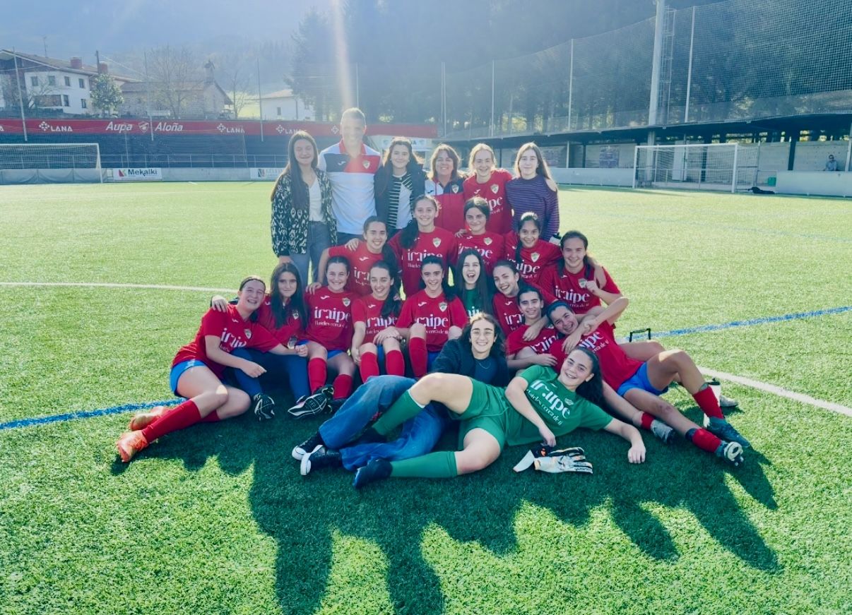 El cadete de honor femenino celebrando el primer puesto logrado en la fase de grupos y que cerró con triunfo ante el Zarautz (4-0)