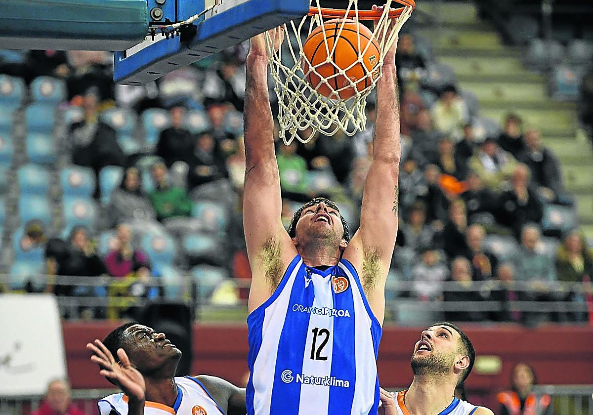 Javi Nicolau, que debutó ayer, se cuelga del aro sacando la falta de Nzosa.