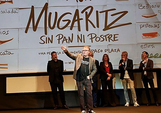 Andoni Luis Aduriz, junto al equipo del documental, durante la presentación en el Festival de cine.