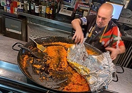 Paella del bar Casa Esteban en Irun que sirven sólo los domingos a 1,30 euros la ración.