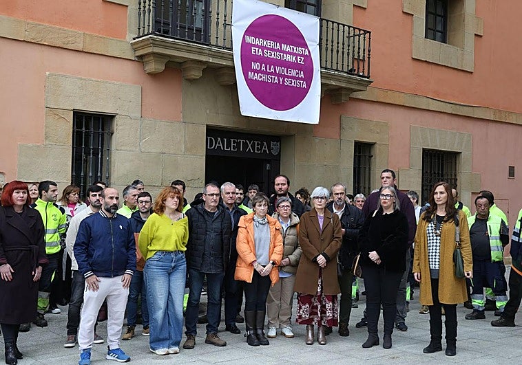 Vista de la concentración celebrada este lunes en la Herriko Plaza de Pasaia.