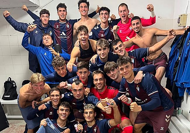 Los jugadores, contentos tras recuperar la primera plaza.