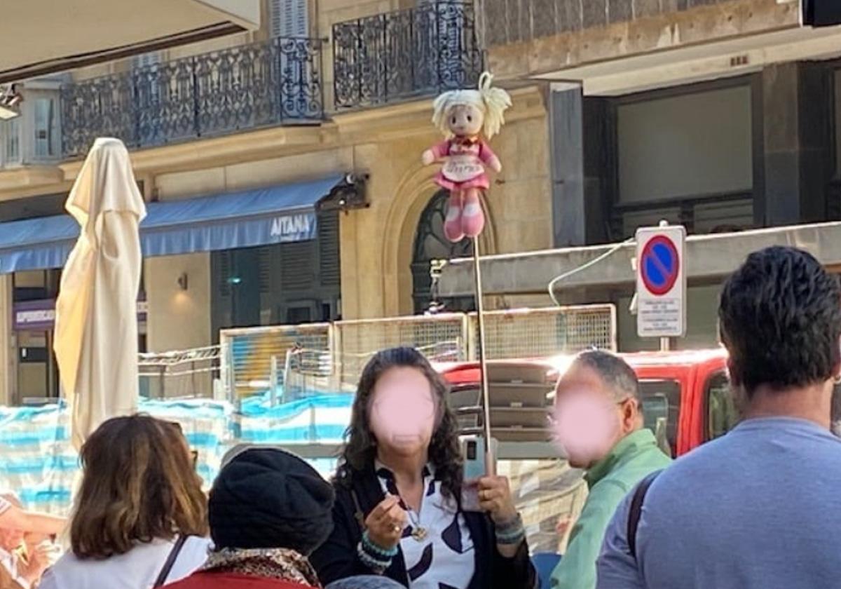 Grupos enormes de turistas a gritos por las calles de Donostia