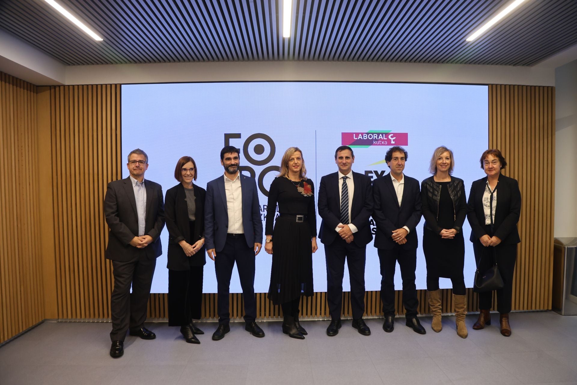 Pedro Cousillas, Amaia Enparan, Joxean Aparicio, Nekane Navascués, Javier Kortajarena, Aritz Garaialde, Karmele Segura (Laboral Kutxa) y Elena Urbizu (Luzaro).