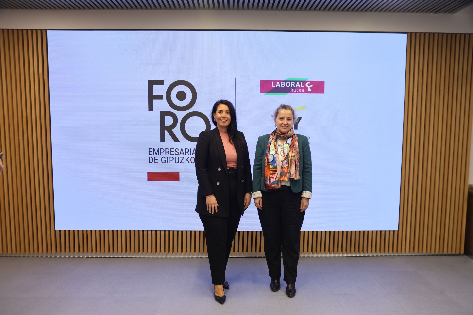 Azahara Domínguez, diputada de Movilidad, Turismo y Ordenación del Territorio, con Itziar Agirre, diputada de Hacienda.