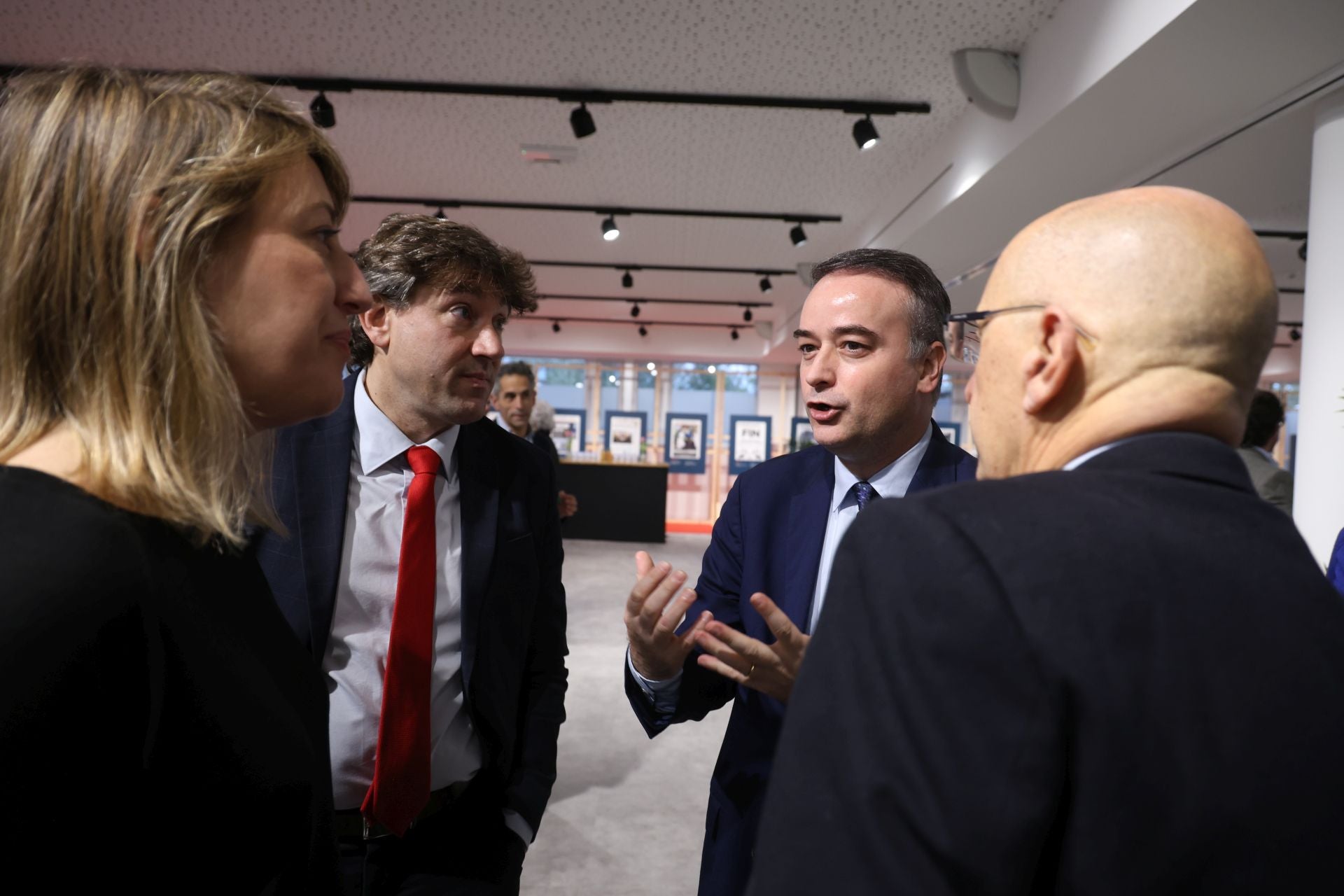 Arantxa Aldaz, jefa de información de DV, con Eneko Andueza, Iván Redondo y José Gabriel Mujika, exdirector de El Diario Vasco y consejero del periódico.