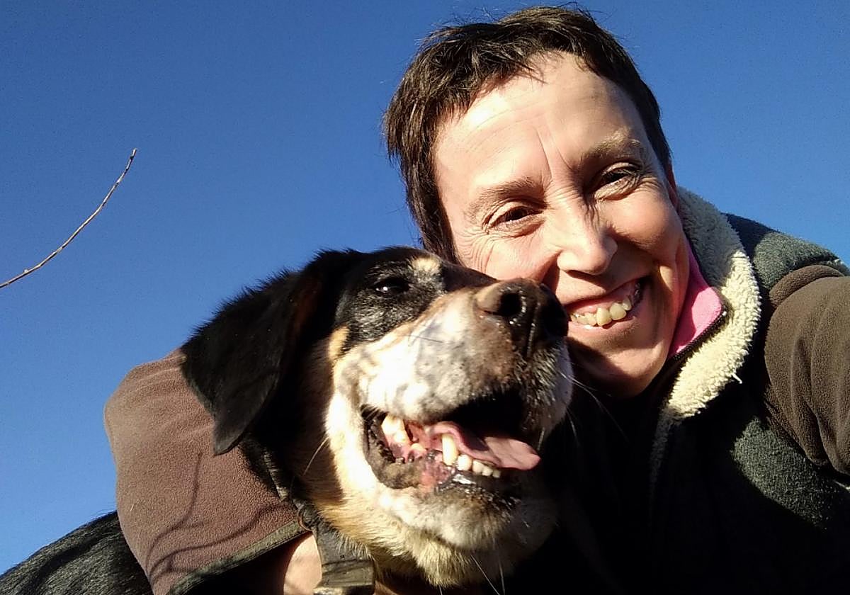 Josune Baztango inguruetan 'Ilun' bere txakurrarekin.