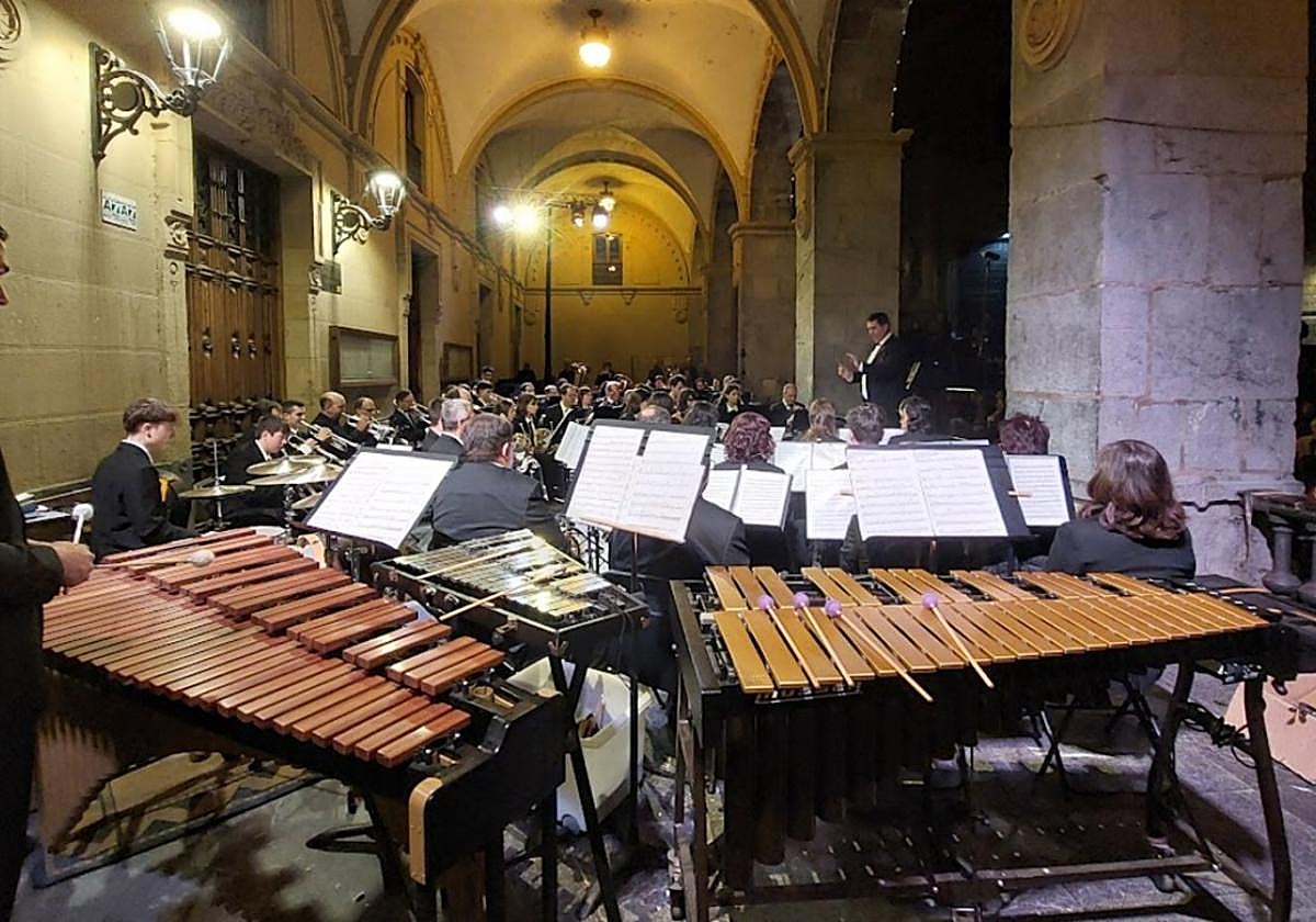 Instante de la actuación de la Banda de Música de Hernani en los arkupes del ayuntamiento el sábado.