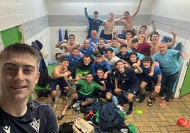 La celebración de los bergareses arrancó en el vestuario de Hernani.