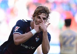 Jorge Pascual celebra uno de sus dos goles en Ipurua.