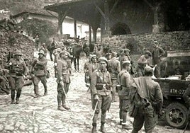 Tropas franquistas acantonadas en Angiozar junto a la parroquia