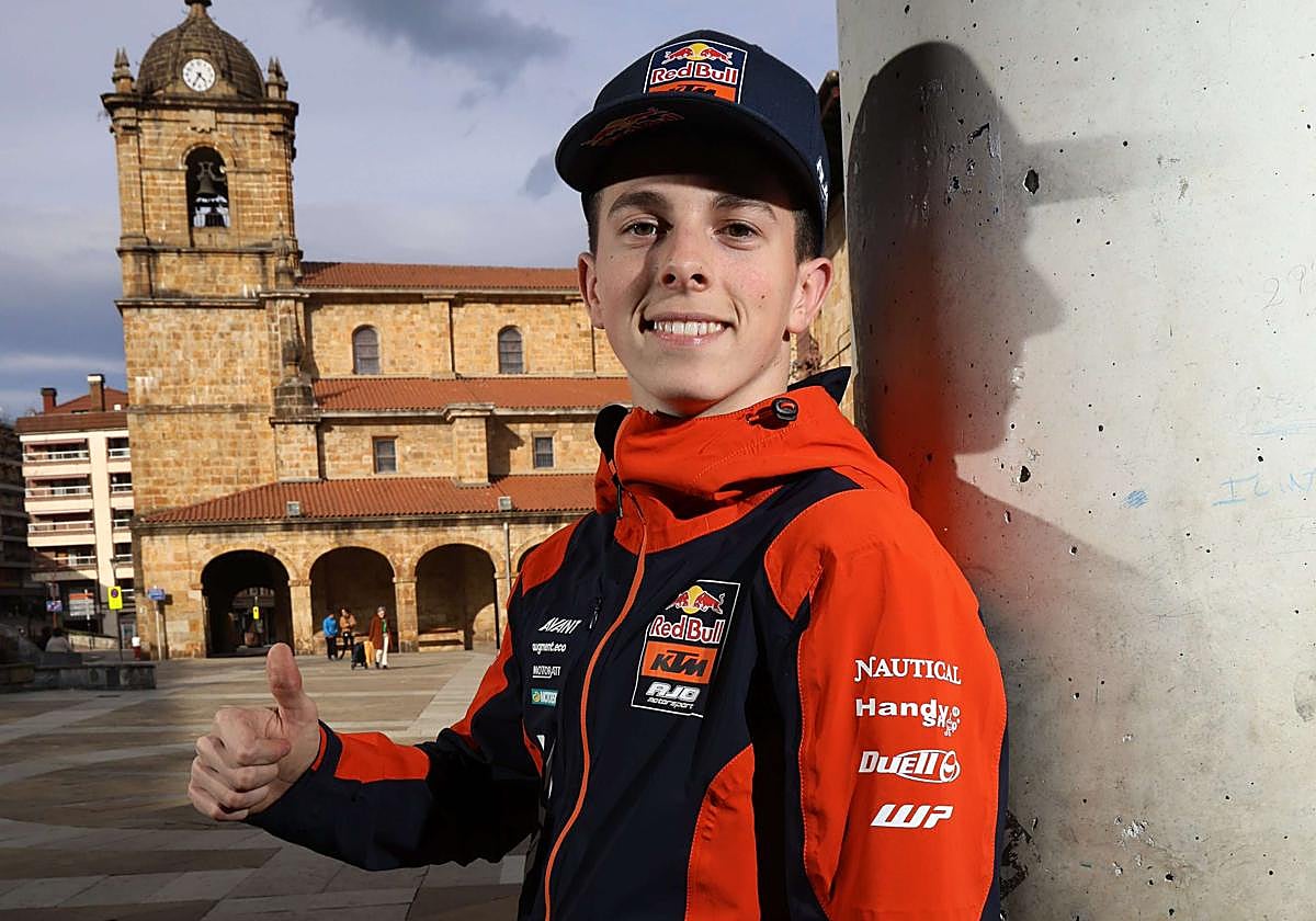 Xabi Zurutuza, sonriente, en su Legazpia natal.