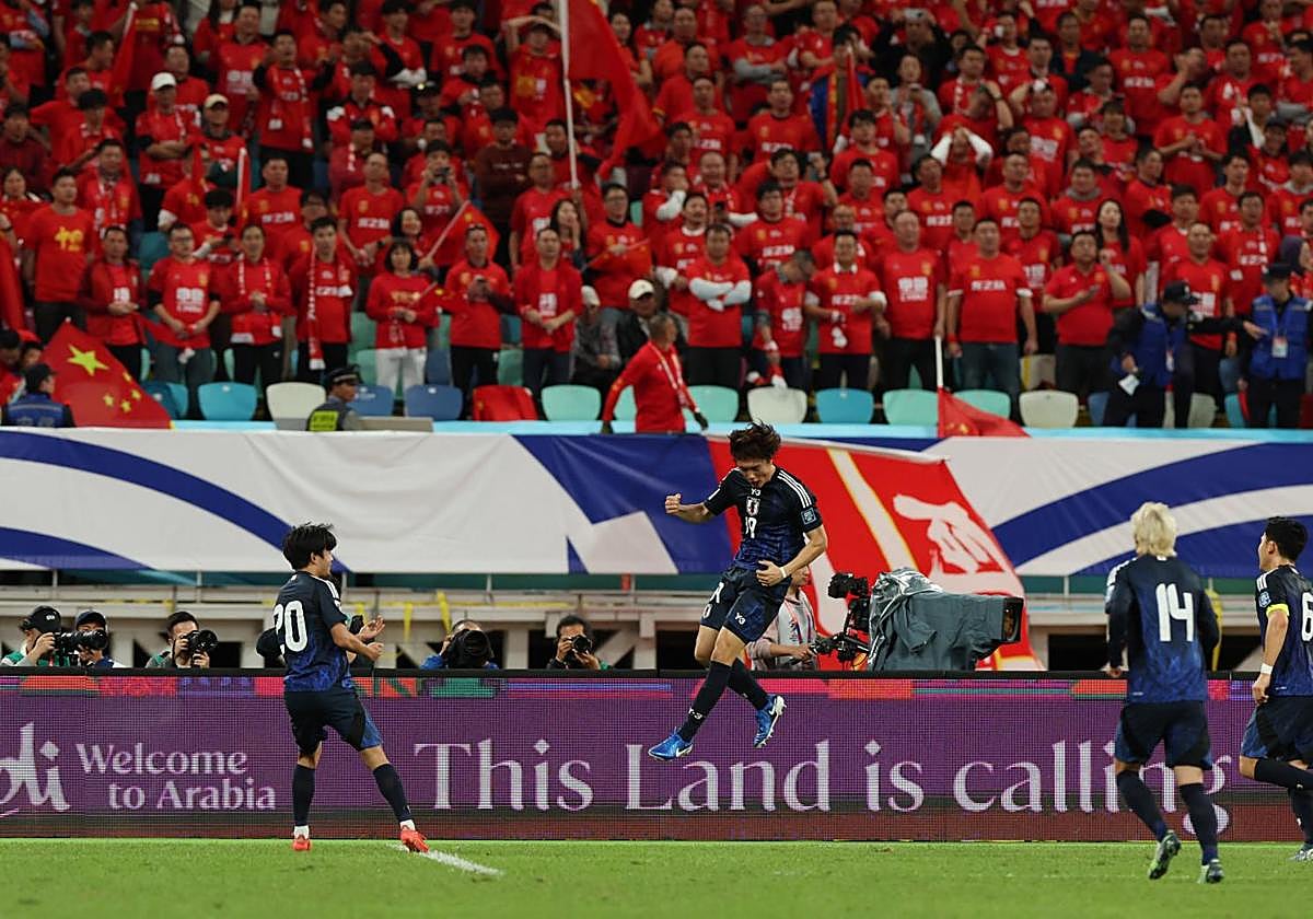 Kubo, a la izquierda, espera para poder compartir su alegría con el goleador Koki Ogawa, al que asistió en el tanto inicial de Japón contra China en Xiamen