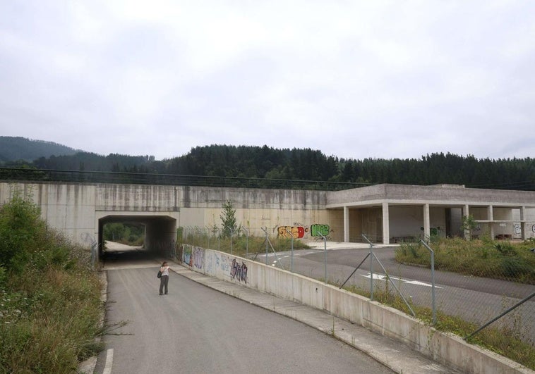 La estación del TAV en Ezkio-Itsaso lleva más de una década terminada y varios años en estado de abandono