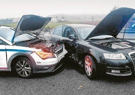 Estado en el que quedaron un coche patrulla y el Audi A6 que interceptó en Vitoria.