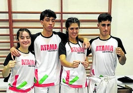 Los cuatro deportistas con los trofeos cosechados en Granada.