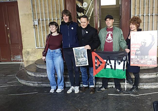 Fermin Muguruza junto alguno de los músicos con los que compartirá escenario.