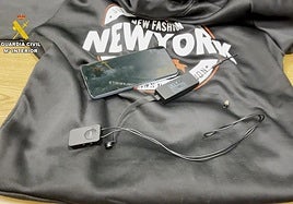 Móvil y pinganillo incautados a uno de los jóvenes durante los exámenes téoricos del carnet de conducir en Bilbao