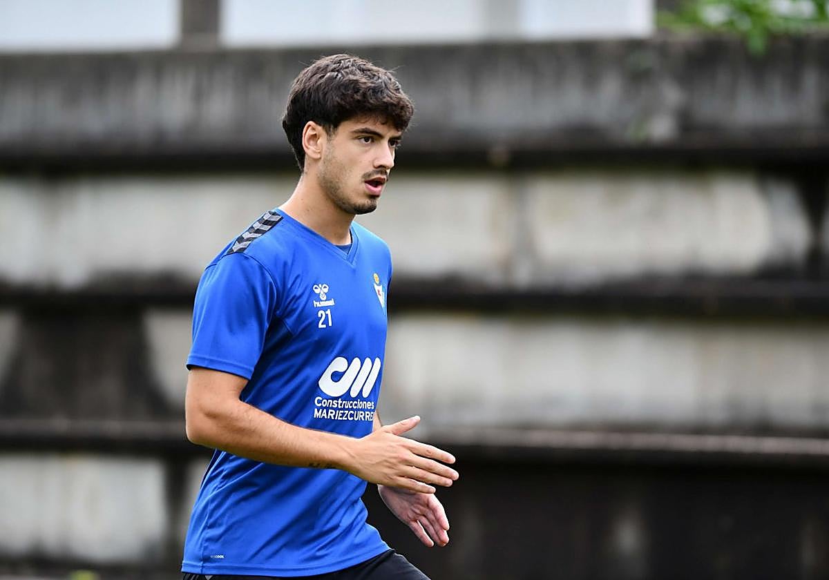 El mediapunta donostiarra de 24 años se muestra encantado de haber vuelto a coincidir con Etxeberria como entrenador.